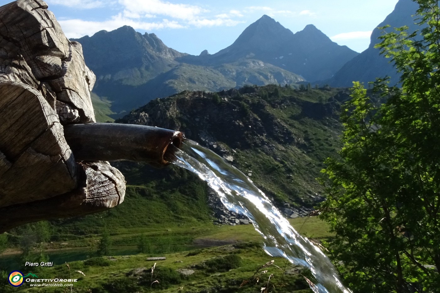 27 Alla fontana del Rif. Calvi con vista sui Diavoli.JPG